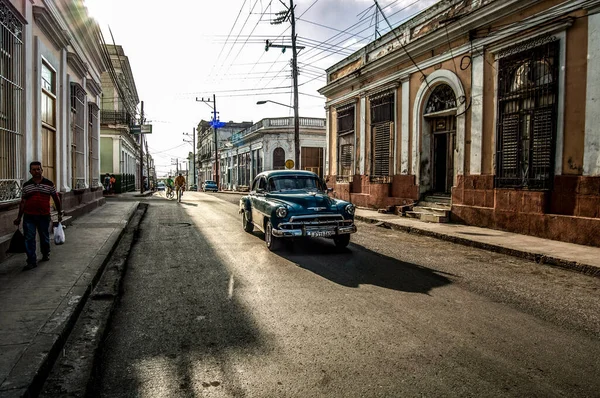 Havana Kuba Maja Klasyczny Amerykański Samochód Jadący Ulicą Starego Miasta — Zdjęcie stockowe