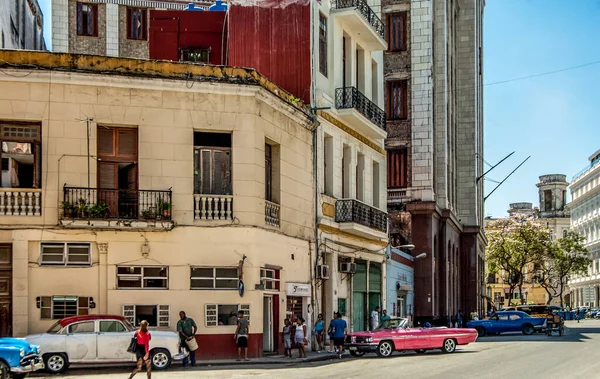 Havana Cuba Febrero Coches Viejos Havana Antigua Calle Con Coches — Foto de Stock