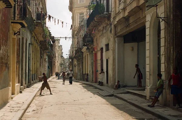 Havana Cuba Janeiro Pessoas Andando Ruas Antigas Havana — Fotografia de Stock