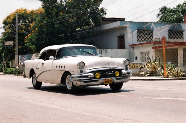 Havana Küba Mayıs Şehrin Sokaklarından Geçen Klasik Araba — Stok fotoğraf