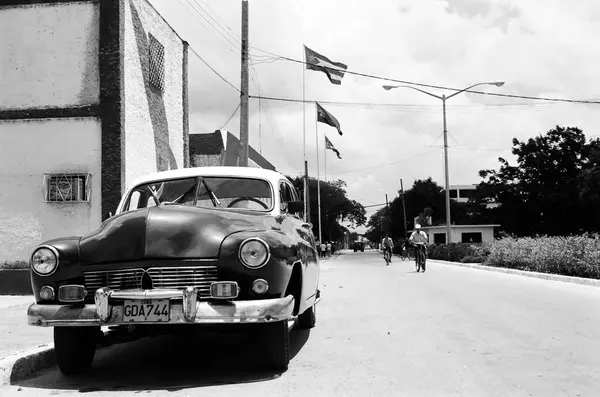 キューバ ハバナ 12月 キューバの路上でヴィンテージアメリカ車 — ストック写真