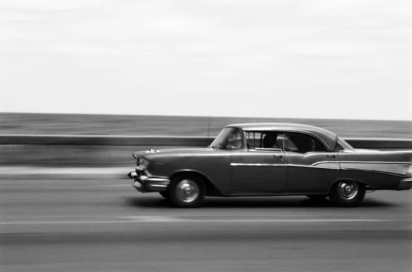 Чорно Біле Зображення Молодого Чоловіка Класичній Машині — стокове фото