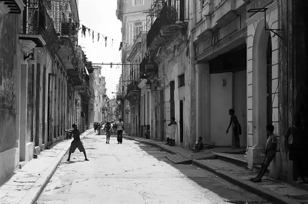Havana Havana Janeiro Pessoas Andando Longo Rua Velha Com Edifícios — Fotografia de Stock