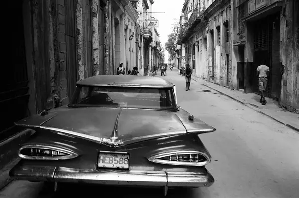 ハバナ キューバ 2月1日 ヴィンテージ車とタクシー — ストック写真