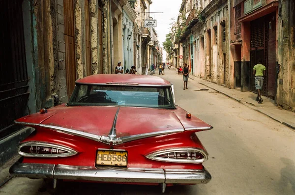 哈瓦那 12月18日 经典的汽车和9月18日的汽车 6在哈瓦那 这是非常酷的 — 图库照片