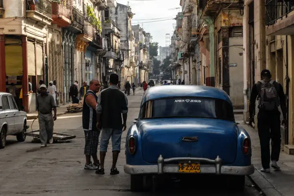 ハバナ キューバ 古い町の古い車の景色 — ストック写真