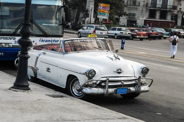Havana Cuba Febbraio Auto Epoca Sulla Vecchia Strada Della Città — Foto Stock