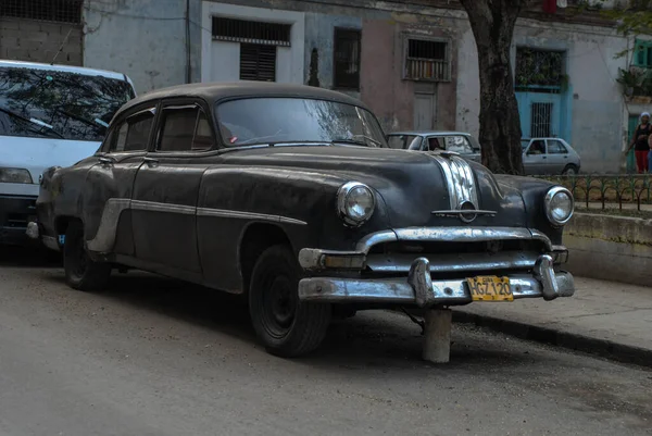哈瓦那 12月1日 旧式的美国汽车在哈瓦那的街道上 Havana Cuba — 图库照片