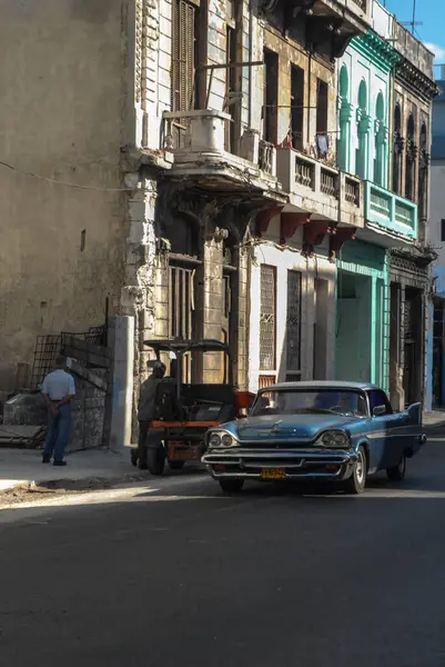 Havana Cuba Febrero Coche Viejo Coches Una Vieja Calle Havana —  Fotos de Stock