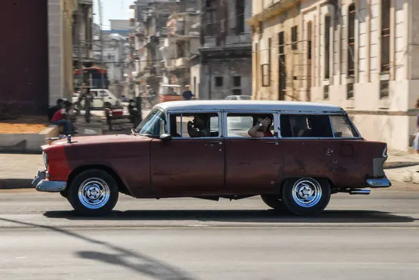 哈瓦纳 古巴12月18日 8月2日 美国古典汽车停在古巴哈瓦纳大街 — 图库照片