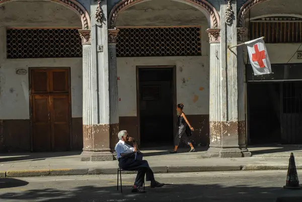 Havana Cuba Julho Idosos Andando Frente Casa Velha — Fotografia de Stock