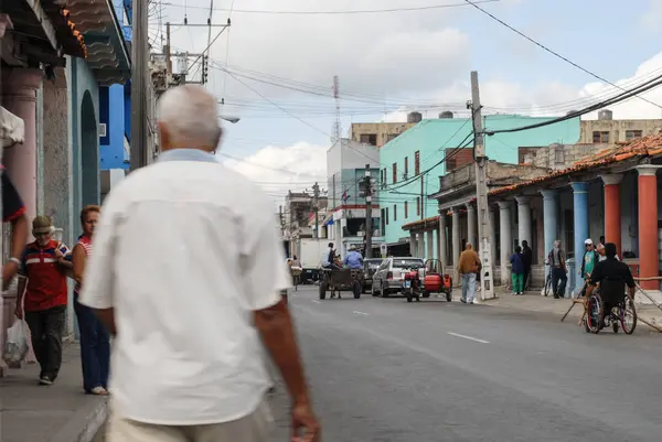 Mensen Straat Met Oude Gebouwen Cuba — Stockfoto
