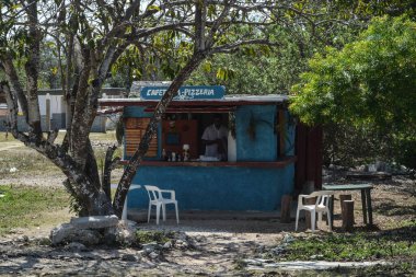 Güneşli bir günün ortasında küçük bir kasaba manzarası