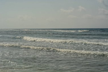 Sabahları dalgalar deniz