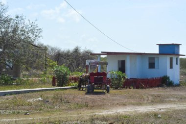 Şehirde terk edilmiş eski bir ev.