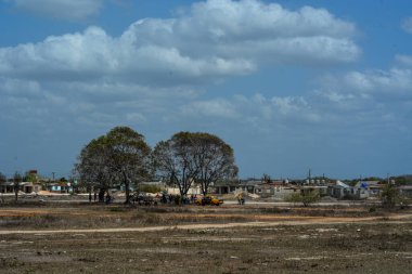 Fakir insanlar sokaklarda yürüyor.