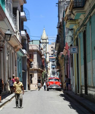 Havana, Küba - Mayıs 18, 2016: Küba 'nın başkentindeki bir şehrin eski sokakları.