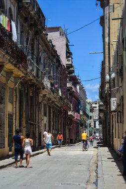 Havana, Küba - Ocak 20 18: Havana 'daki eski sokaklardaki insanlar.