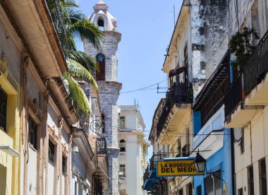 Havana, Küba - Ocak 20 18: Eski Havana, Küba 'daki eski binalar.