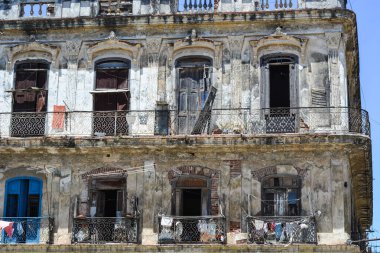 Küba, Küba 'da pencereleri ve balkonları olan eski binanın ön cephesi