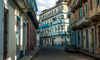 Havana, Küba, Ocak 20, 18 - Havana, Küba sokaklarındaki renkli binaların manzarası