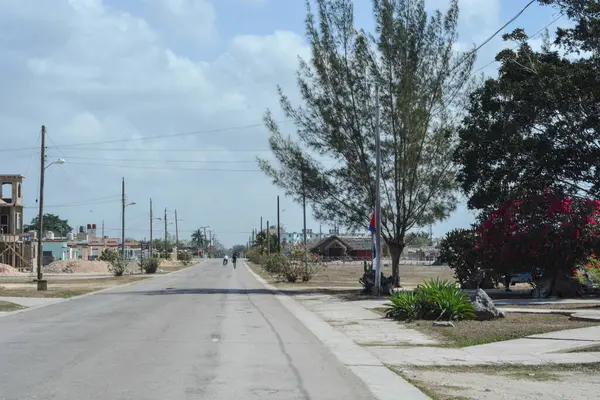 Önünde küçük bir köy olan Küba şehrinin sokak manzarası.