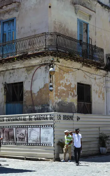 Havana Cuba Μαΐου Άνθρωποι Ένα Ιστορικό Κτίριο Της Κυβικής Πόλης — Φωτογραφία Αρχείου