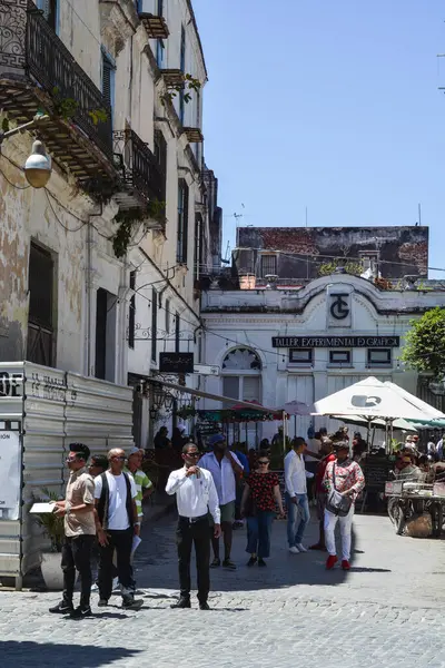 Havana Cuba Απριλίου Άνθρωποι Περπατούν Παλιούς Δρόμους Της Χαβάνα Ένα — Φωτογραφία Αρχείου