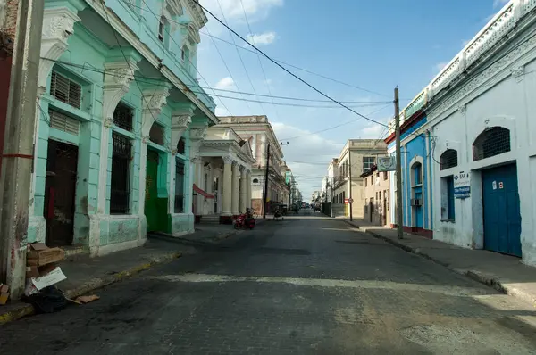 Cuba Havana 5月15日 6月20日 阳光灿烂的日子里 一条有车有楼的老街 — 图库照片