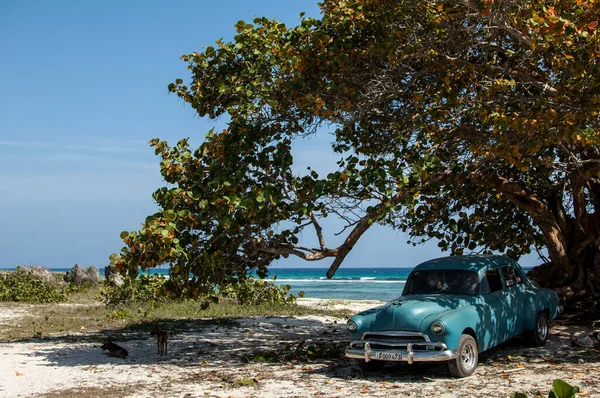 Cuba Cuba Май Винтажный Автомобиль Припаркованный Пляже — стоковое фото