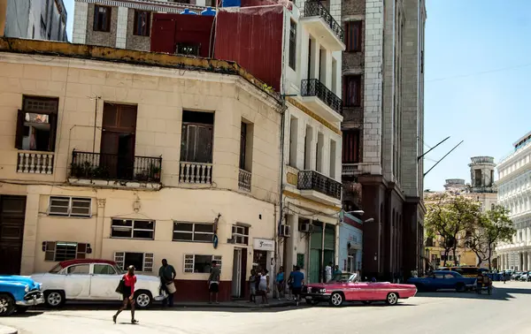 Havana Cuba February Hvana市大街上阳光灿烂的一天里的人们 — 图库照片