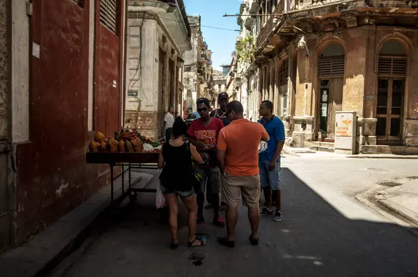 Havana Cuba Janeiro Turistas Andando Nas Ruas Havana — Fotografia de Stock