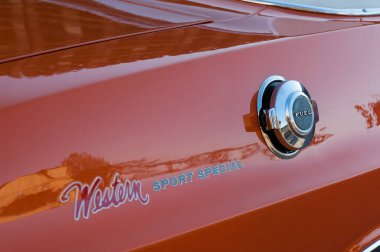 Bir arabaya yaklaş.