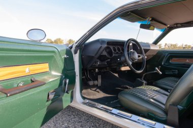 Modern bir klasik arabanın içi.