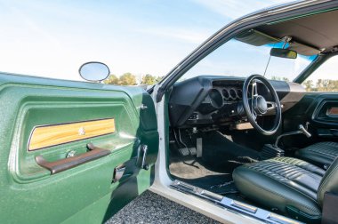 Modern bir arabanın içi.