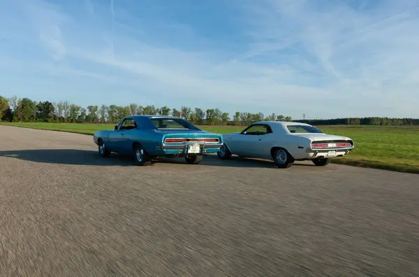 Michigan Αμερικανικό Αυτοκίνητο Chevrolet Και Κλασικό Αυτοκίνητο Ένα Δρόμο — Φωτογραφία Αρχείου