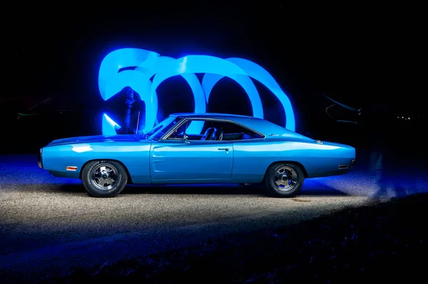 Gece Kulübünde Mavi Bir Araba — Stok fotoğraf