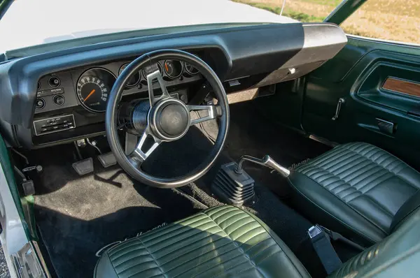 Старый Ретро Винтажный Автомобиль — стоковое фото