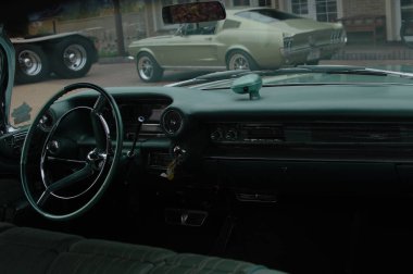 Eski arabalı klasik bir araba.