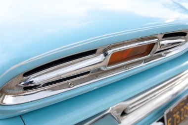 Kapalı - bir araba farına yakın