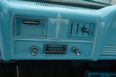 Arabanın içi eski arabalarla dolu.