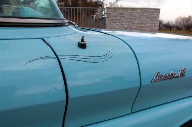 mavi ve beyaz klasik araba