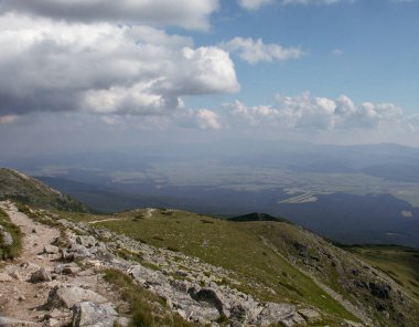 Dağlarda yolu olan bir dağ manzarası