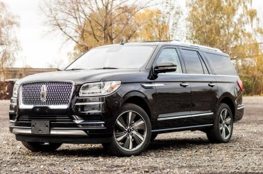 Ormanda yeni bir araba, yakın plan.