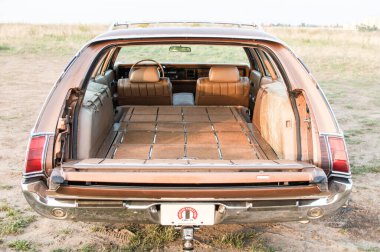 Ormanda bir araba bagajı.