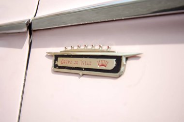 Vitrindeki klasik araba.