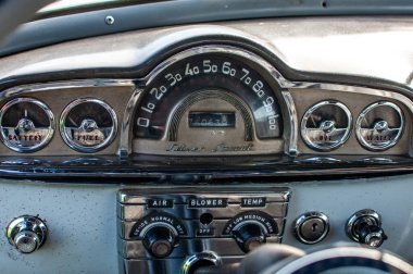 Klasik araba gösterge paneli, eski bir otomobilin gösterge paneli