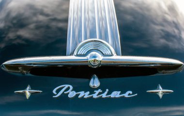 Mavi arka planda klasik araba logosu