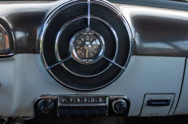 antika araba gösterge panelini kapat