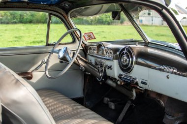 Parktaki klasik araba.